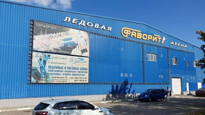 Російські авіабомби знищили льодову арену внаслідок обстрілу Херсона – фото руйнувань