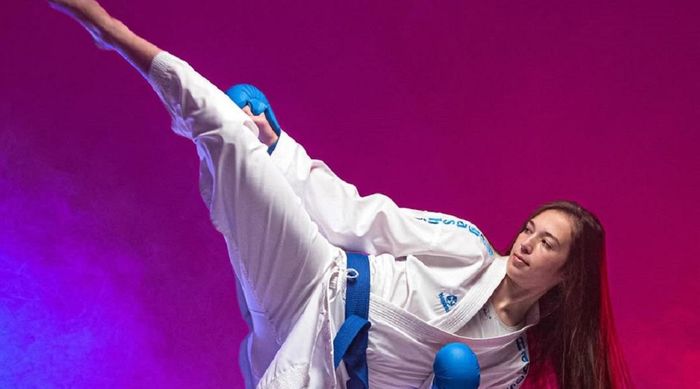 18-летняя украинская каратистка расправилась с россиянкой и вышла в дебютный финал взрослого ЧЕ – яркие кадры