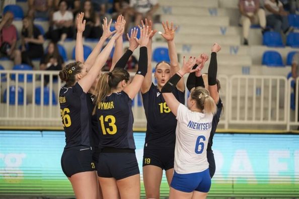Женская сборная Украины по волейболу одержала третью подряд победу и возглавила турнирную таблицу Золотой Евролиги