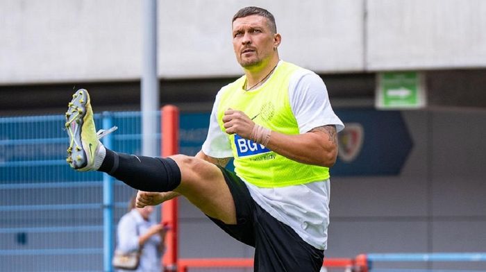 Усик потрапив у футбольну команду зірок боксу, яку склав промоутер Джошуа
