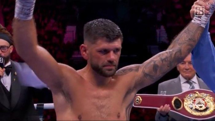 Экс-чемпион мира по боксу выиграл титул в дебюте в новом весе, вернувшись после длительной паузы