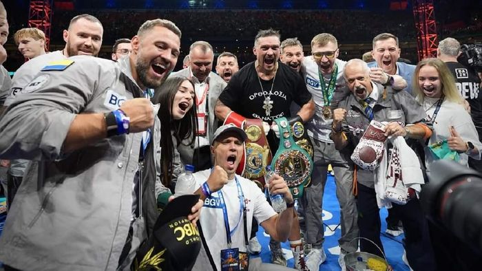 Промоутер Паркера намекнул, что Усик собственноручно отдаст пояс WBO