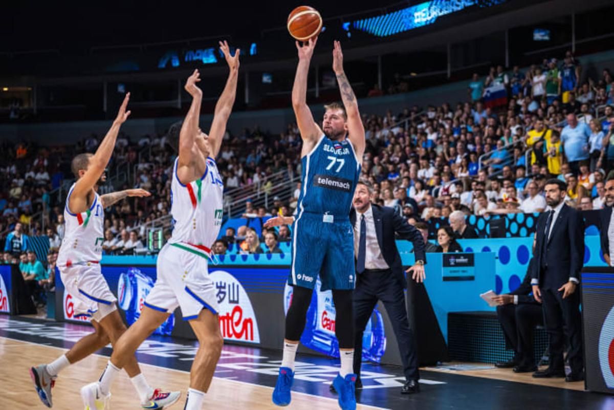 Лука Дончич (в атаке) / Фото FIBA