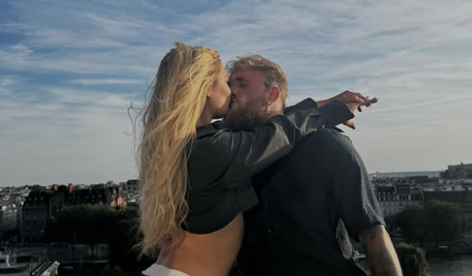 Найкрасивіша ковзанярка світу палко підтримала Пола після нищівного нокауту Джошуа – розтопила серця багатьох (ФОТО)
