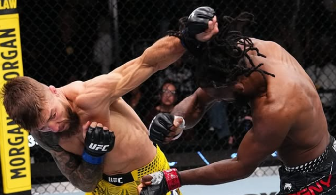 Амосов с быстрой победы дебютировал в UFC, "задушив" опытного соперника в первом раунде (ВИДЕО)