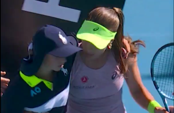 Дівчина знепритомніла на корті під час матчу росіянки на Australian Open – на допомогу прийшла турецька тенісистка