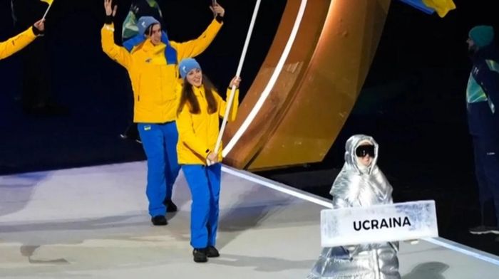 Скандал на Олимпиаде 2026: табличку Украины на церемонии открытия несла россиянка, которая верит в "братские народы"