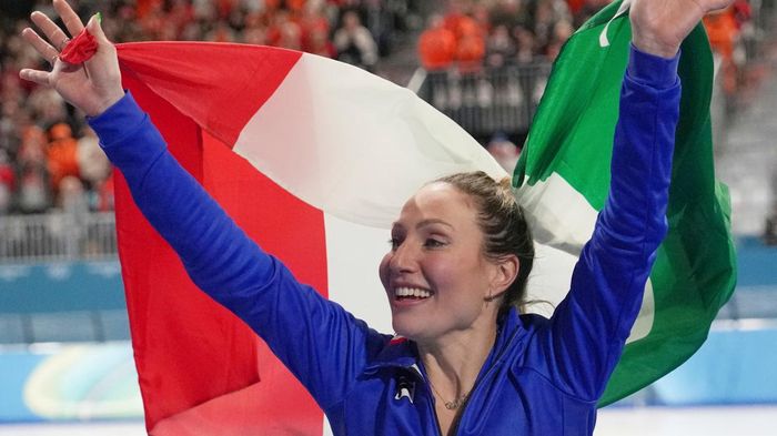 Очаровательная конькобежка стала чемпионкой Олимпиады 2026 в день рождения – установила рекорд и бросилась в объятия сына