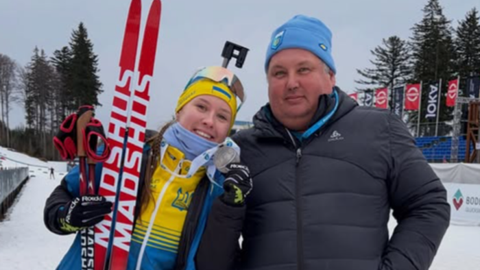Меркушина святкує медаль чемпіонату світу поруч з батьком і з прапором України – кадри з нагородження