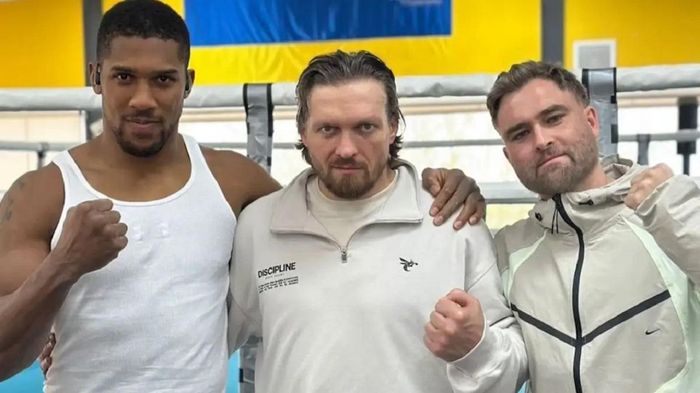 Усик поддержал сборную Украины после поражения от Швеции: "Команда стала сильнее"