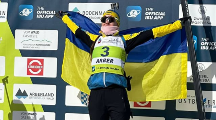 Меркушина сяє на подіумі після золота чемпіонату світу – підняла український прапор на церемонії нагородження (ВІДЕО)