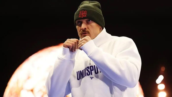 Усик розпочав підготовку до сенсаційного мегафайту проти найкращого кікбоксера світу