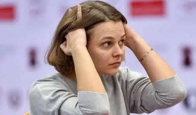 Анна Музычук сыграла вничью и удержала лидерство на экваторе Турнира претенденток