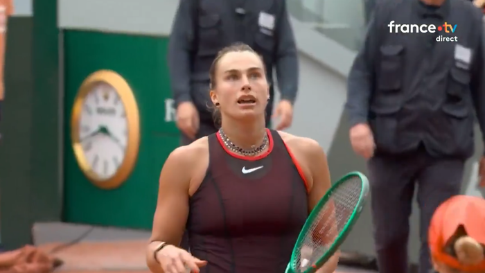 Соболенко озвіріла під час матчу з росіянкою на Ролан Гаррос – сварилась із командою і жбурляла ракеткою (ВІДЕО)