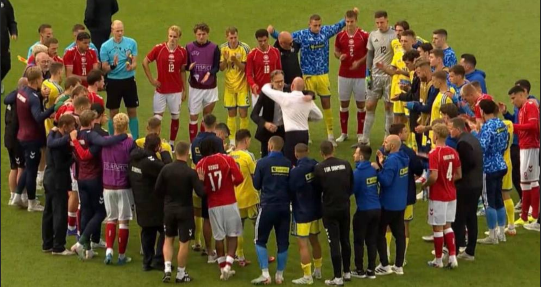 Спільне коло гравців України та Данії після матчу / Скріншот