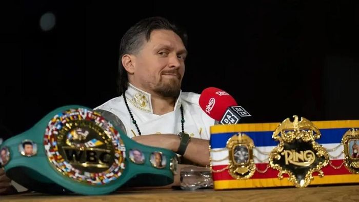 Усик анонсував великий бій після відмови від чемпіонських поясів