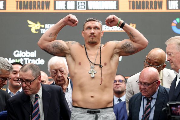 Усик обрав двох пріоритетних суперників після відмови від чемпіонських поясів