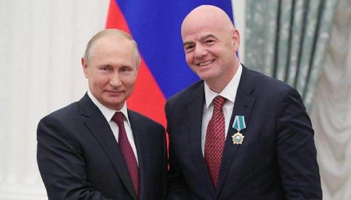 Президент ФИФА и премьер-министр Канады подписали российский флаг на ЧМ-2026 – позор дня (ВИДЕО)