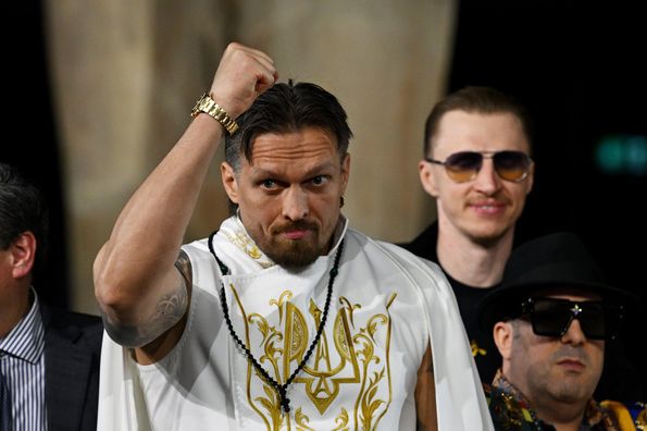 Усик розпочав переговори з наступним суперником після відмови від чемпіонських поясів