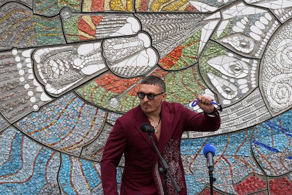 Усик кардинально змінив імідж перед важливою подією – таким чемпіона ще не бачили