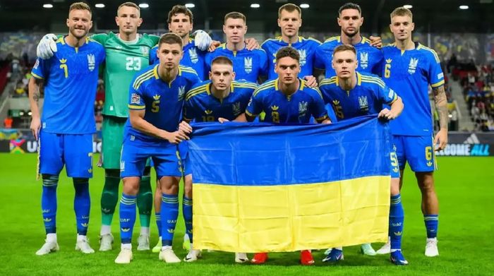Украинские болельщики почтили память добровольца из Северной Ирландии, погибшего в войне против российских оккупантов